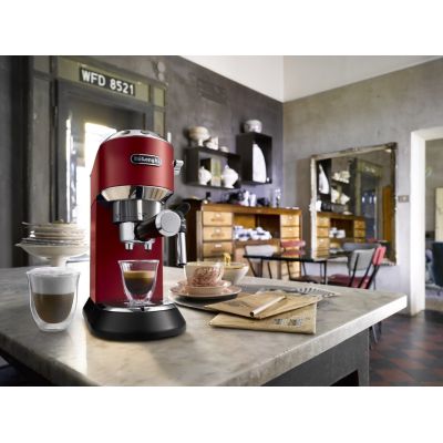 6. Ekspres kolbowy DeLonghi Dedica Style EC 685.R (1300W; kolor czerwony)