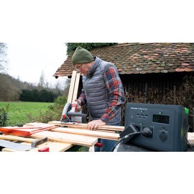 8. Przenośna elektrownia APC OffGrid 730, 738 Wh litowo-jonowa, LCD, 2 gniazda CEE 7/3 Schuko, Sinewave, 3 USB-A, 2 USB-C, Ładowarka bezprzewodowa