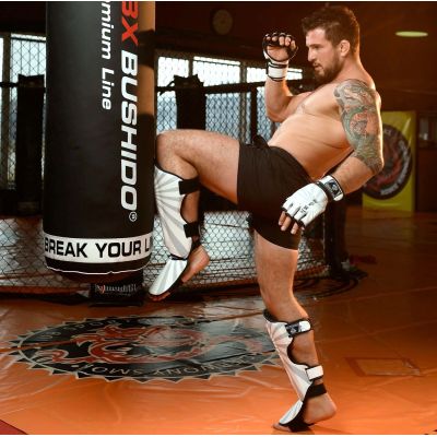 6. Ochraniacze na piszczele M - Japan