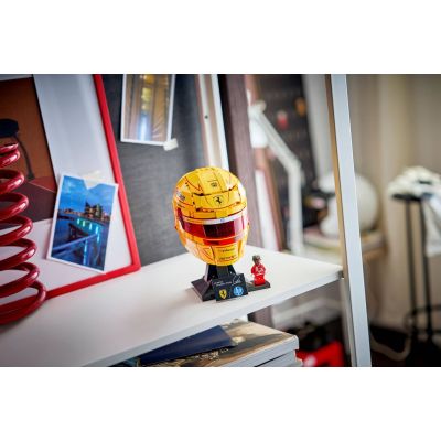 23. LEGO Editions 43022 - Kask Lewis Hamilton Scuderia Ferrari HP