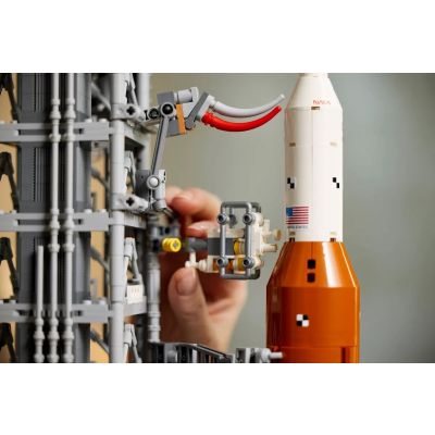 8. LEGO Icons  10341 Rakieta SLS NASA Artemis
