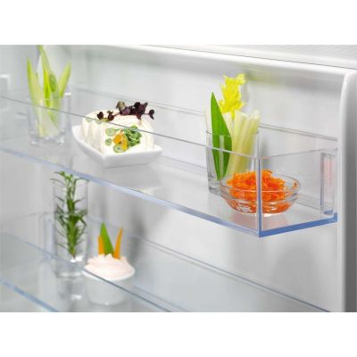 8. Lodówka do zabudowy ELECTROLUX LNT6NE18S (178 cm wys.)