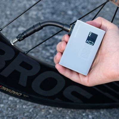 6. Pompka akumulatorowa Rockbros AS240 PRO 120 psi kompresor 420mAh - czarna