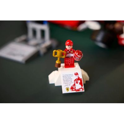 31. LEGO Icons 11375 - Ferrari F2004 i Michael Schumacher