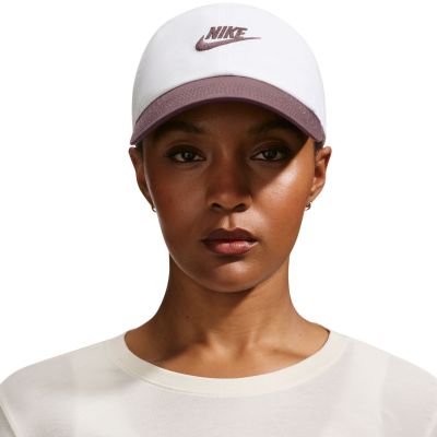 4. Czapka z daszkiem Nike Club biało-fioletowa FB5368 104