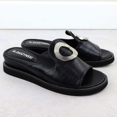 12. Klapki damskie na niskim koturnie czarne M.Daszyński