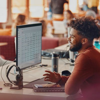 43. POLY Zestaw słuchawkowy Voyager Focus 2 z certyfikatem Microsoft Teams USB-C-C + przejściówka USB-C/A + podstawka ładująca