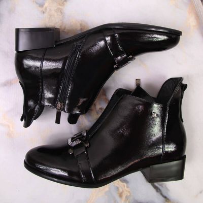 3. Botki damskie lakierowane z klamrą czarne Potocki