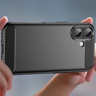 5. Etui Carbon Case na iPhone 17 - czarne