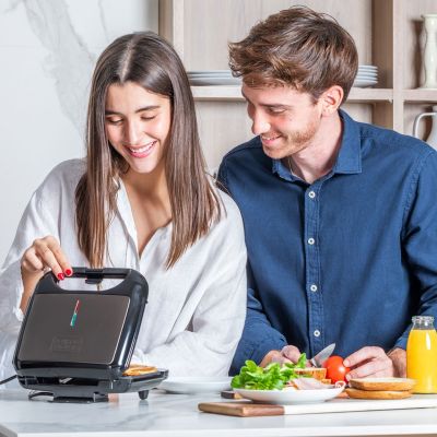 10. Opiekacz do kanapek Black+Decker BXSA753E